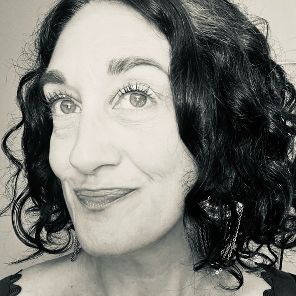 Meet your Posher, Latifah - Picture 1 of 3